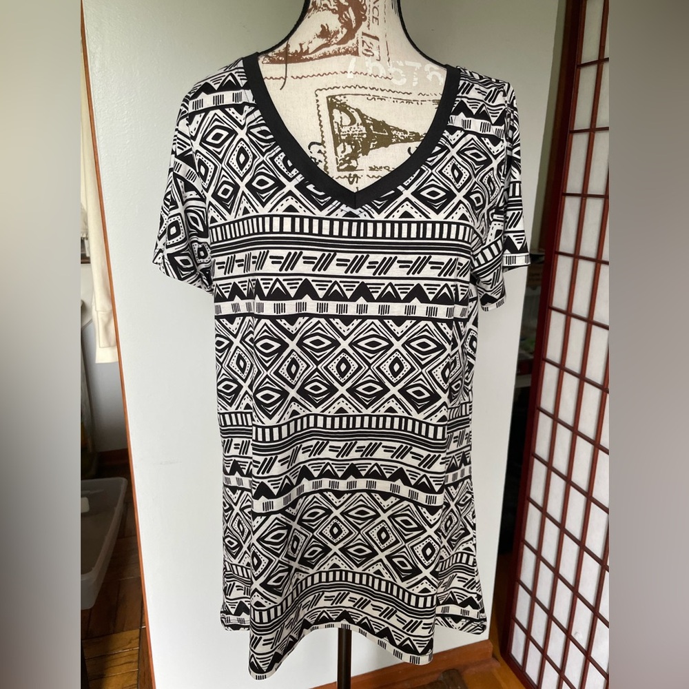 NWT LuLaRoe Christy T Black and White Geometric Patterned Women's Top, Size M